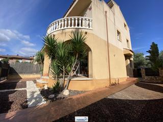 Chalet in Carrer de farena 10. Chalet para entrar a vivir en cambrils