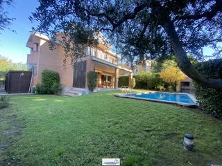 Chalet in Carrer gira-sols 12. Chalet independiente con piscina privada