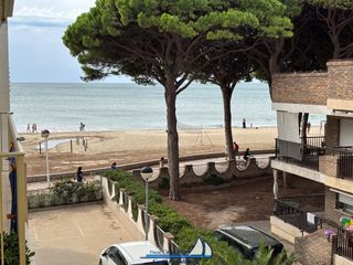 Apartamento en Avinguda de la diputació 138. Piso en primera línea  con vistas al mar!!