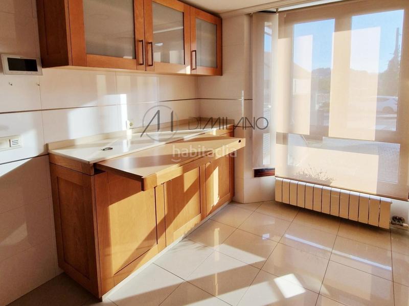 Foto 67b4087f-2ccd-48ff-bba6-b53748eaca9d. Semi detached house with heating parking in Sardoma - Castrelos Vigo