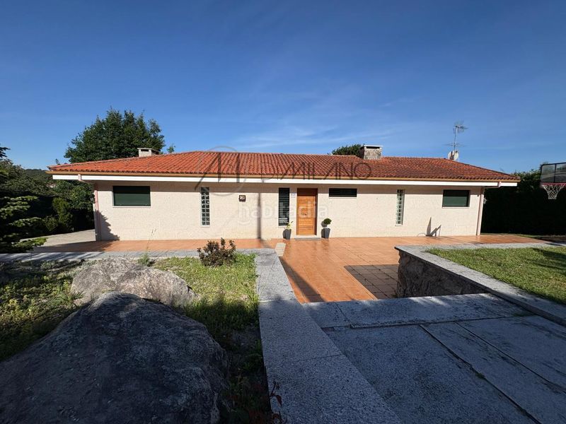 Foto fa1c998d-c6bc-4a4b-b073-037241c32102. Casa con riscaldamento parcheggio piscina in Combarro Poio