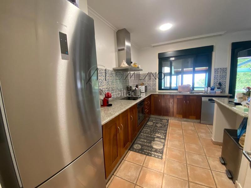 Foto f35840ff-2be1-4f74-b6e6-93421e29c913. House with heating parking pool in Poio