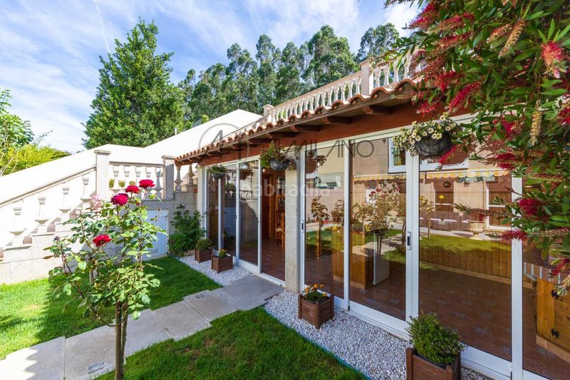 Foto 0a4ff2cf-84b4-43e8-ab78-79ef9d669273. Casa adossada amb calefacció aparcament piscina a Vigo