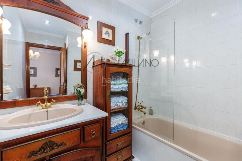 Foto 553815ea-78c9-47fa-89b0-7d8f96c8c7bf. Casa adossada amb calefacció aparcament piscina a Vigo
