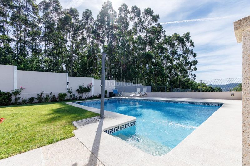 Foto fbf1a8a7-1d8a-475e-b7f7-048beacf996b. Casa adossada amb calefacció aparcament piscina a Vigo