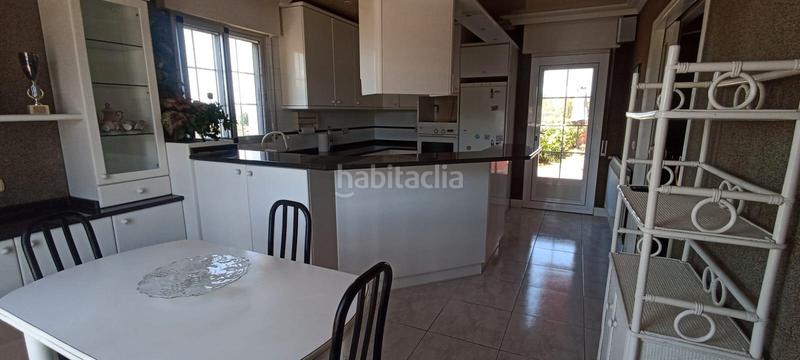 Foto 17683c02-f3e1-41cb-bbda-94fbcdd20ed2. Chalet con camino riscaldamento parcheggio piscina in Villamediana de Iregua