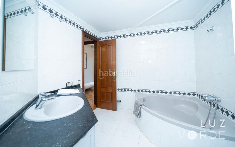 Foto 0ef29b19-9b20-4984-8f61-a5b79e0bd1b3. Xalet amb xemeneia calefacció aparcament piscina a Logroño