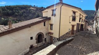 Casa  Calle simeón garcía. Ocasión única en ortigosa en cameros, casa de 3 plantas, para en