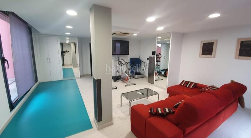 Foto 118df682-5933-44fa-9a27-0b548bc09f23. Chalet la bajera dispone de acceso por dos calles con puertas automáticas de última generación y capacidad para 6 vehículos, zona con amp en Mendavia