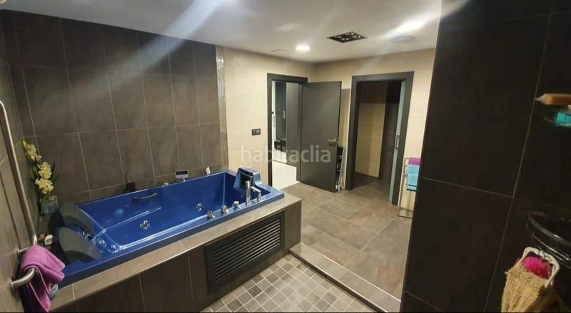 Foto 404bace1-3fd4-4056-be39-39e5a71043bf. Chalet la bajera dispone de acceso por dos calles con puertas automáticas de última generación y capacidad para 6 vehículos, zona con amp en Mendavia