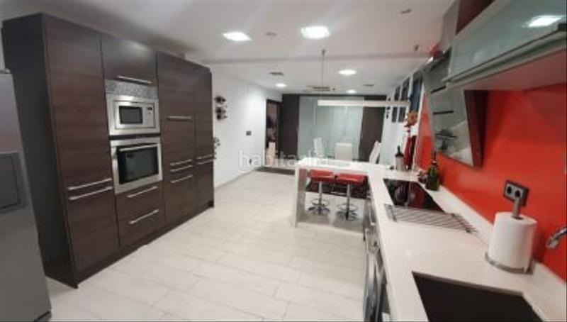 Foto f0d5acb2-c515-4b02-af2f-21e418f9e65c. Chalet la bajera dispone de acceso por dos calles con puertas automáticas de última generación y capacidad para 6 vehículos, zona con amp en Mendavia