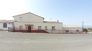 Pis  Calle lombo. Casa con terreno urbano, pabellón, merendero en venta en la unió