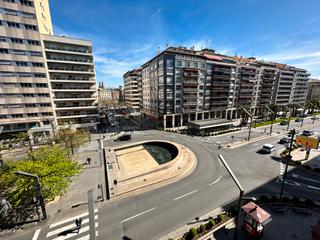 Piso  N/a. Espectacular piso en plena gran vía, con salón de 50 metros y ac