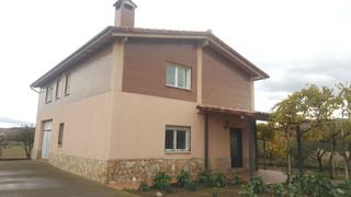 Chalet à Lardero. Chalet en venta en la carretera soria, 2.500metros de parcela, t