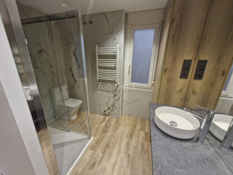 Foto d631c902-9c73-4ae3-8dd9-d4a39308cadf. Piso ocasión únca junto al espolón con 4 dormitorios, 2 baños y totalmente reformado en Logroño