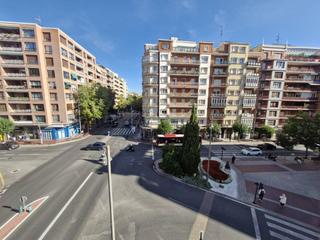 Etagenwohnung  General vara de rey. Pisazo en esquina en pleno centro de logroño para refor