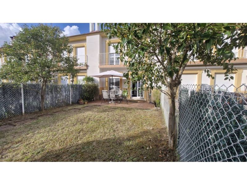 Foto 5e7d45b8-a341-4ba4-a9f6-f2987dc366fb. Casa adossada amb calefacció aparcament piscina a Medrano