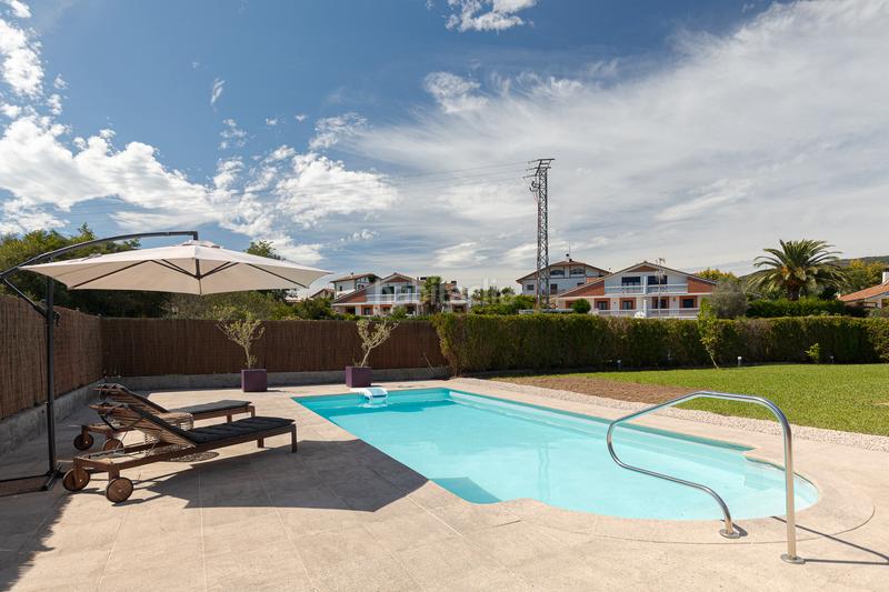 Foto 0784c7e8-48fb-4d64-a66a-48e9ed97b51e. Casa adossada amb xemeneia calefacció aparcament piscina a Irun
