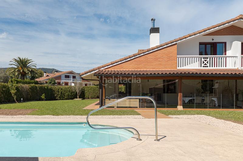 Foto 71d656e6-2f5c-4bfc-b396-1eac28798b90. Casa adossada amb xemeneia calefacció aparcament piscina a Irun