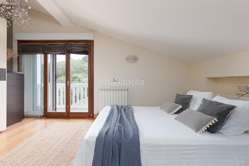 Foto 83a96c29-61a4-4883-8704-1f82db01cbc4. Casa adossada amb xemeneia calefacció aparcament piscina a Irun