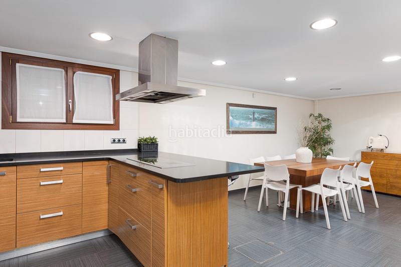 Foto a6d7b0ac-a76d-4543-ad55-e4bc60b99502. Casa adossada amb xemeneia calefacció aparcament piscina a Irun