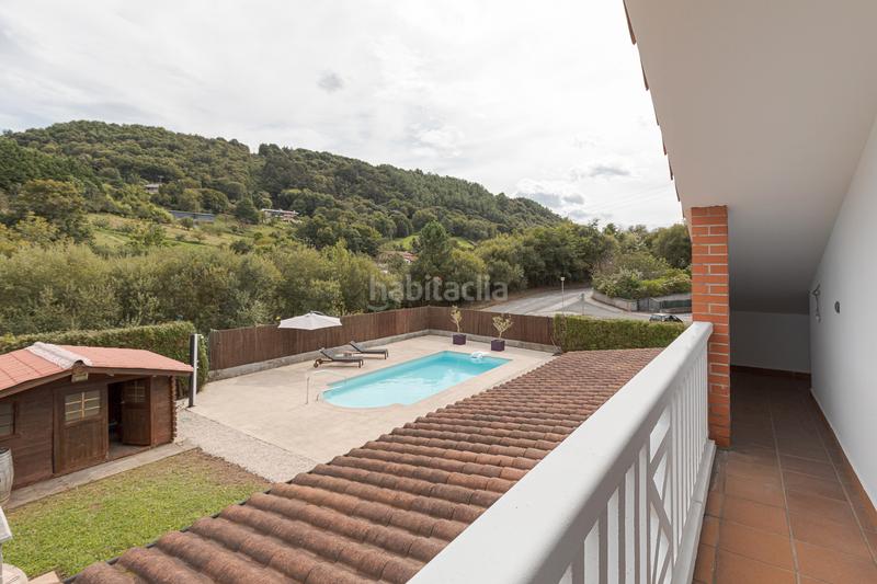 Foto a8c93b54-9364-47df-8a28-b1d7f9f9330c. Casa adossada amb xemeneia calefacció aparcament piscina a Irun