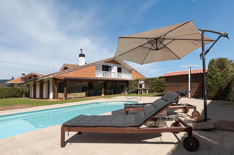 Foto ae7ee21a-222f-4bdc-8b9c-4ead7662ab89. Casa adossada amb xemeneia calefacció aparcament piscina a Irun