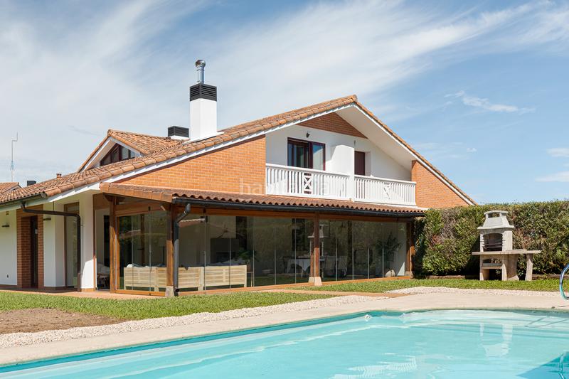 Foto c6230cb7-211d-49bc-af19-8babf475d5f9. Casa adossada amb xemeneia calefacció aparcament piscina a Irun