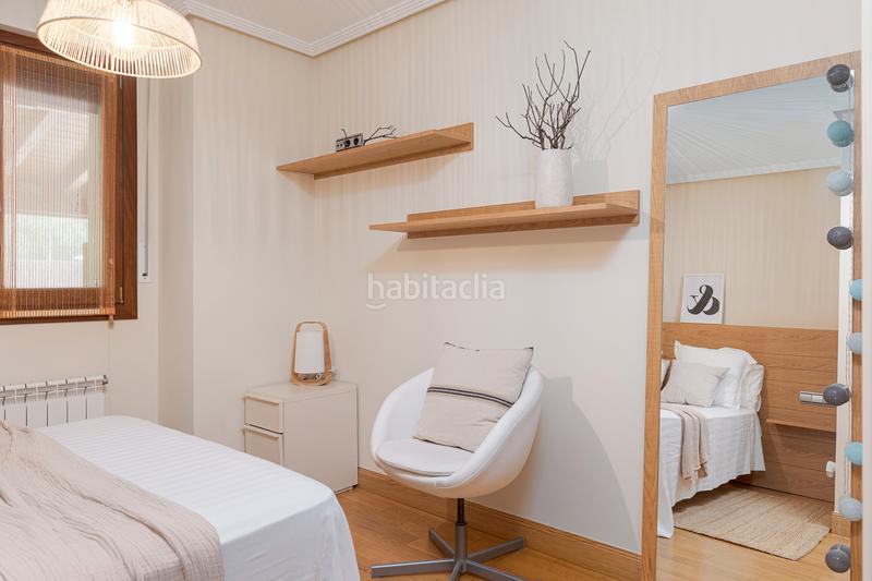 Foto d178506f-6762-41d4-9e8c-e7d99efa94f4. Casa adossada amb xemeneia calefacció aparcament piscina a Irun
