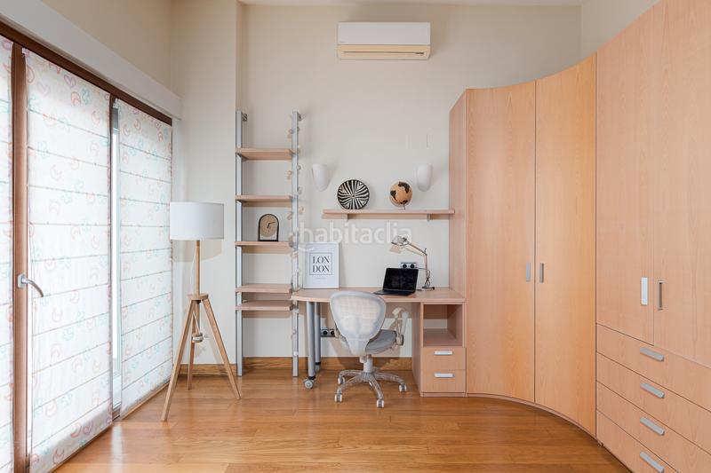 Foto d8585c5a-4a97-499e-885c-25dfca7ebcce. Casa adossada amb xemeneia calefacció aparcament piscina a Irun