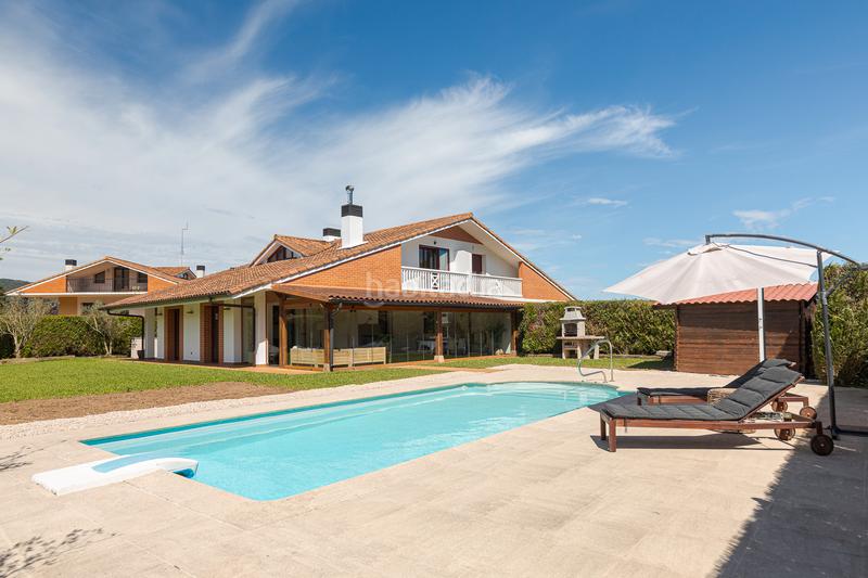 Foto f5ae104c-eb25-4445-8125-1b250cfffdd7. Casa adossada amb xemeneia calefacció aparcament piscina a Irun