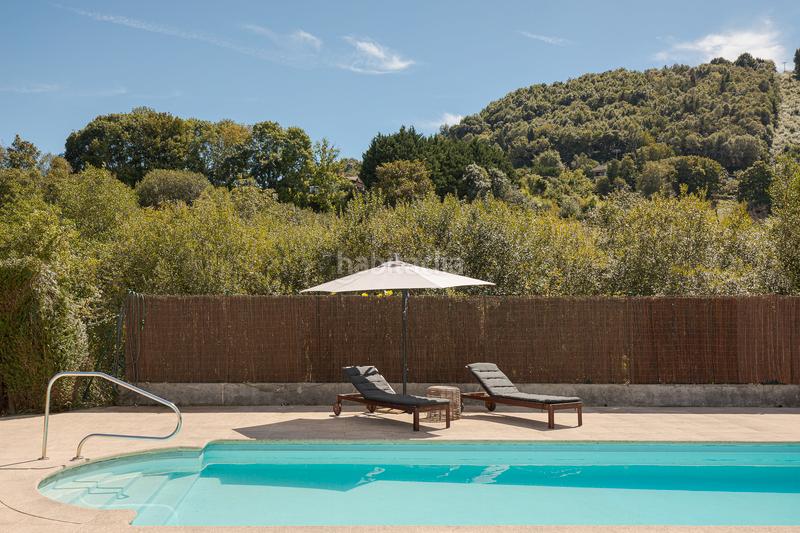 Foto fe3859a4-4dfc-49a1-a4ef-987905de51a6. Casa adossada amb xemeneia calefacció aparcament piscina a Irun