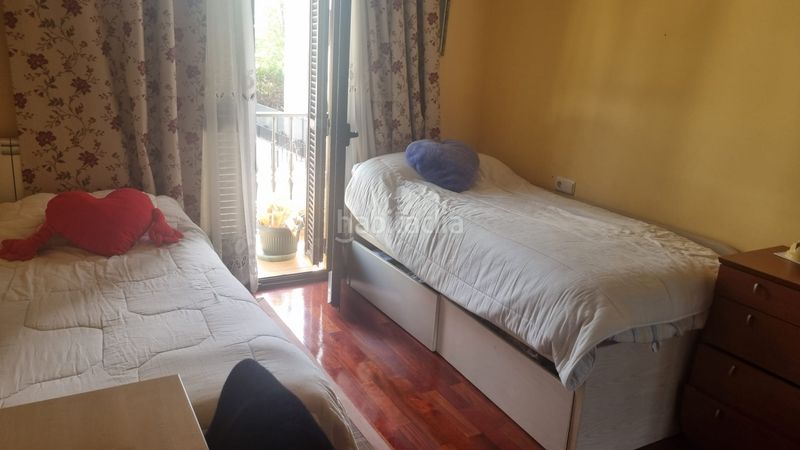 Foto b61cbf45-700a-42de-b121-7b771e40686f. Casa adossada amb xemeneia calefacció aparcament a Irun