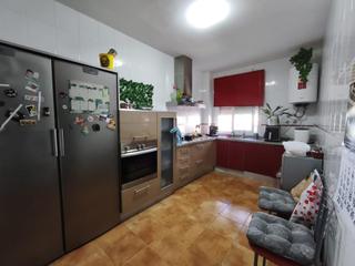 Rez-de-chaussée à Carpio (El). Piso bajo en el carpio, ubicación muy buena, cercano a muchos se