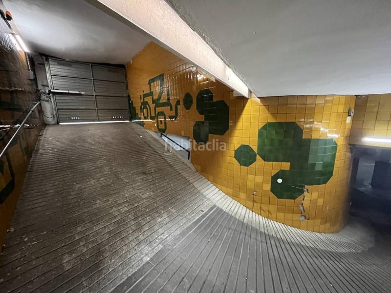 Foto b5eb24df-eda6-4ce0-86a6-0cff310be7d1. Parking voiture dans Eixample Nord Girona