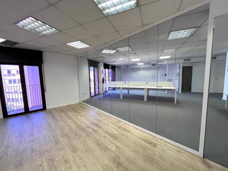 Foto f9a7a99f-c891-41dd-9fb9-51627d163514. Location bureau dans Eixample Nord Girona