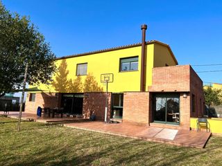 Casa  Calle puigsacalm. Casa en venta en montilivipalau17003