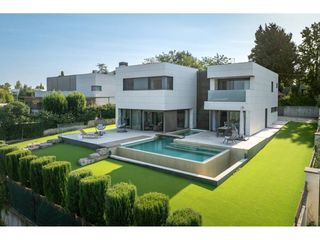 Casa  Calle aureli capmany. Villa contempor�nea con piscina en fornells park girona