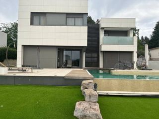 Casa  Calle aureli capmany. Villa contemporánea con piscina en fornells park girona