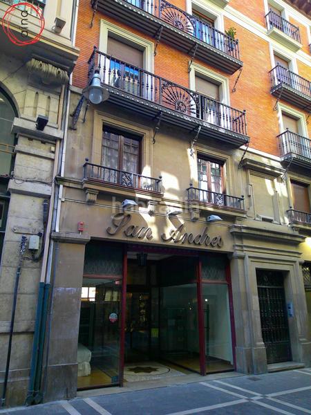 Foto fdb8c290-789d-46a8-912e-813945a72ab5. Alquiler local comercial venta o alquiler local calle zapatería en Pamplona / Iruña