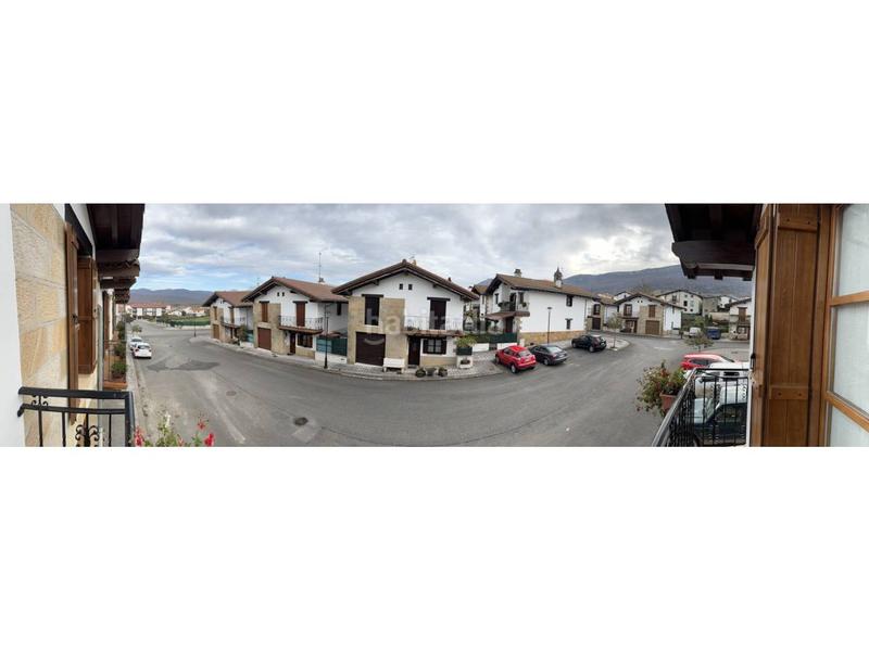 Foto b05742ed-ef5e-499e-bf41-c5f3cc8cf0ff. Casa adossada amb calefacció aparcament a Urdiain