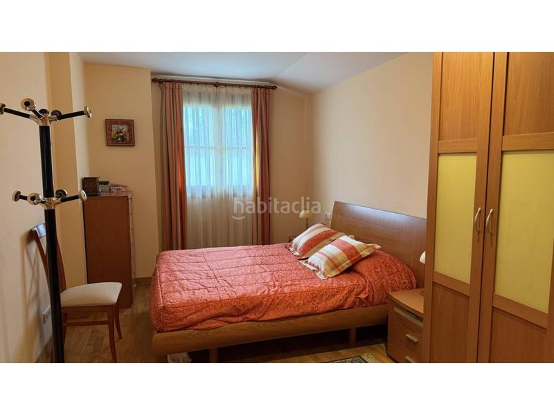 Foto ebc79ab4-0362-4977-9d16-4c42e13157fc. Casa adossada amb calefacció aparcament a Urdiain