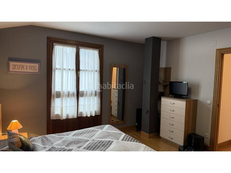 Foto ef9222b3-acdb-46e9-8b02-b2d6bd406685. Casa adossada amb calefacció aparcament a Urdiain