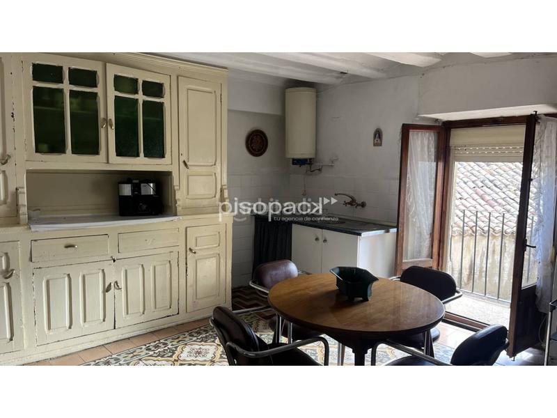 Foto 4daeeb0d-593a-4433-8b9b-97548301bb94. Casa en el pueblo de caseda se vende una casa bien cuidada de tres alturas. en Cáseda