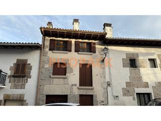 Casa aparellada  Felipe gorriti. Se vende casa en uharte arakil muy centrica