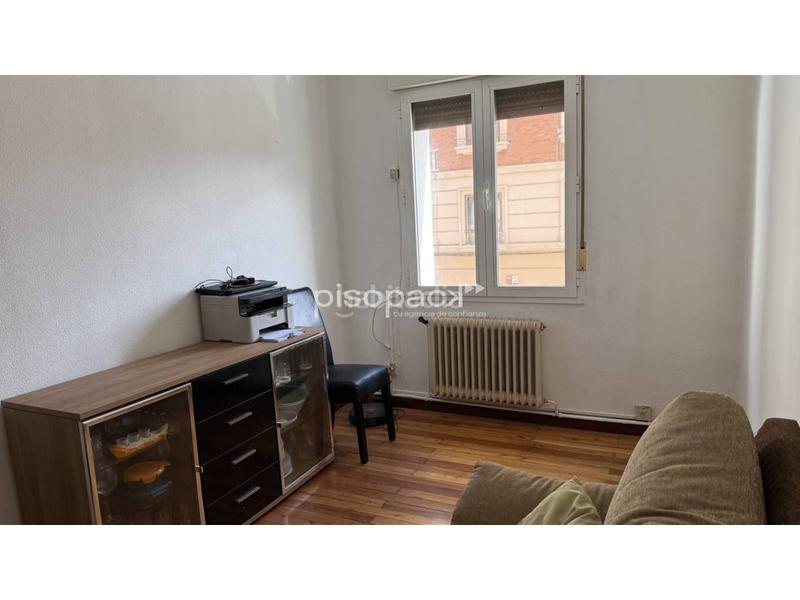 Foto 7fed6c26-5221-4953-824f-530cd60b65c6. Piso venta de piso en calle aralar con terraza. en Pamplona / Iruña