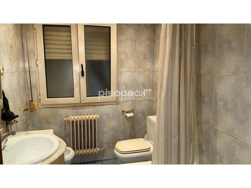 Foto b17ab5b3-43f9-4ff5-a5a5-705a1f1a0724. Piso venta de piso en calle aralar con terraza. en Pamplona / Iruña