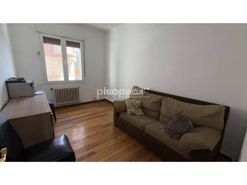 Foto c77751d8-0ab7-43a2-bae0-3f8bbb817423. Piso venta de piso en calle aralar con terraza. en Pamplona / Iruña