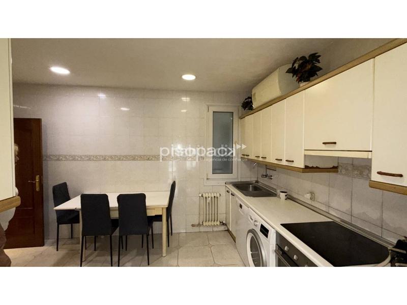 Foto cc2921df-2d4c-4ef5-b2bb-7fad27237783. Piso venta de piso en calle aralar con terraza. en Pamplona / Iruña