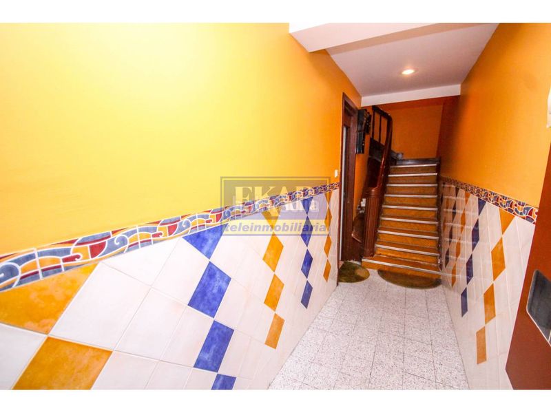 Foto 5a60db1c-4b36-4a27-a0fe-fdf45e8c7a84. Aparcament cotxe a calle contracalle 8 a Centro - Mendibil - Santiago Irun